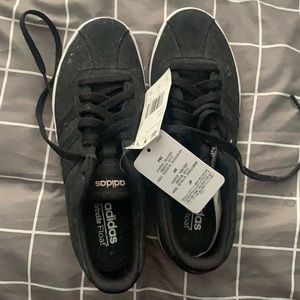black adidas tennishoes, never worn